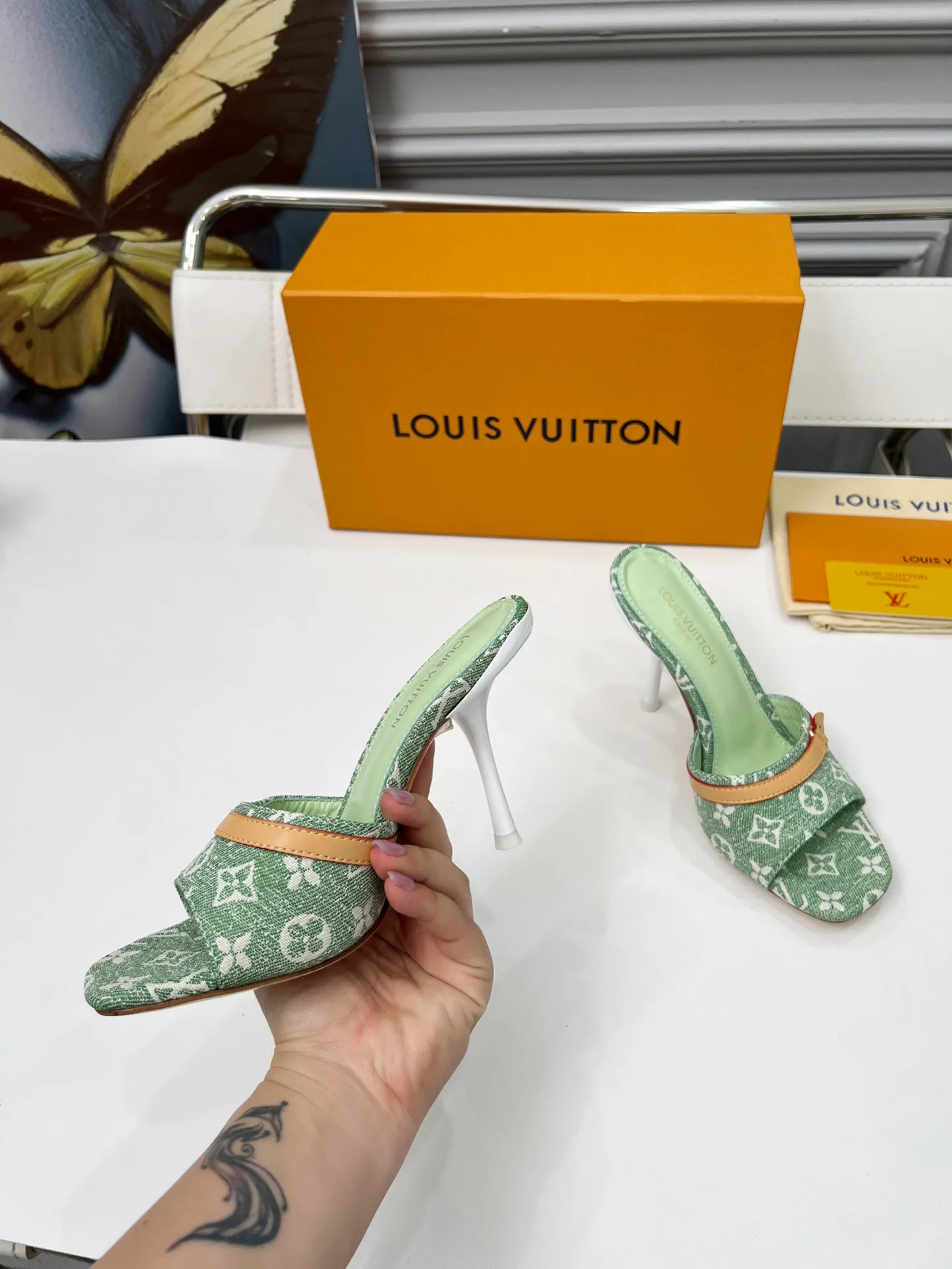 👟👟Ex-factory price 440👟👟 LV new denim kitten heel slippers 2025 summer must-have for goddesses, original replica, super comfortable on the feet. Show off the queen's temperament, the heel height is 9.5CM, which shows your temperament without being tiring. Leather outsole. Standard code: 35-42 (41 and 42 codes are customized, non-returnable and non-exchangeable)